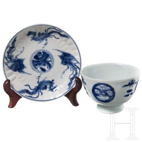 Blau-weißes Koppchen und kleiner Teller, China, Kangxi-Periode, um 1700 - Foto 1