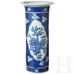 Blau-weiße Stangenvase, China, spätes 19. Jhdt.