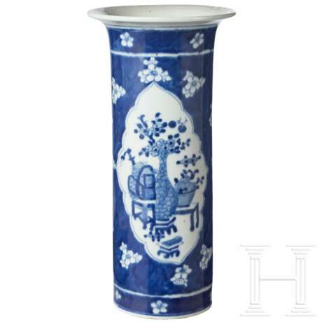 Blau-weiße Stangenvase, China, spätes 19. Jhdt. - Foto 1