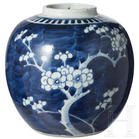 Blau-weißer Ingwertopf mit Prunusdekor, China, spätes 19. Jhdt. - photo 1