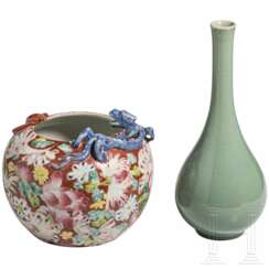 Seladon-Vase und Famille-Rose-Pinselwascher, China, 1. Hälfte 20. Jhdt. oder früher