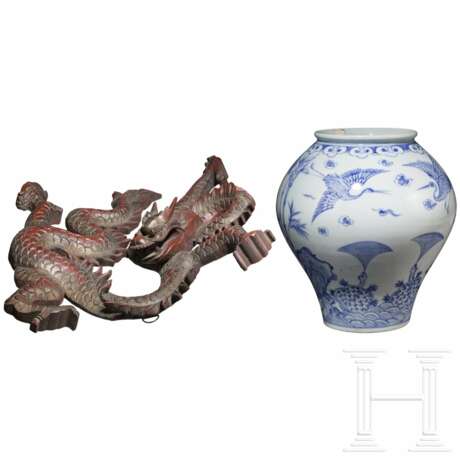 Porzellanvase und chinesischer Holz-Drache, Korea/China, 20. Jhdt. - photo 1