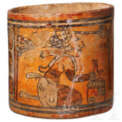 Polychrom figürlich bemalte, zylindrische Vase der spätklassischen Maya-Kultur, 7. - 9. Jhdt. n. Chr.