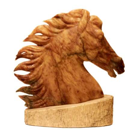 Horse head on a pedestal. - Foto 6