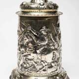 Silver beer goblet with battle scenes. First half of the 19th century. - Foto 3