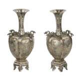 A pair of elegant Japanese vases made of silver and enamel. The turn of the 19th-20th centuries. - Foto 2