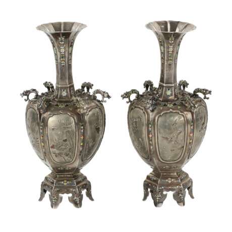 A pair of elegant Japanese vases made of silver and enamel. The turn of the 19th-20th centuries. - Foto 3