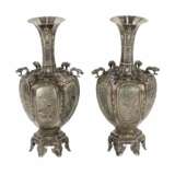 A pair of elegant Japanese vases made of silver and enamel. The turn of the 19th-20th centuries. - Foto 3