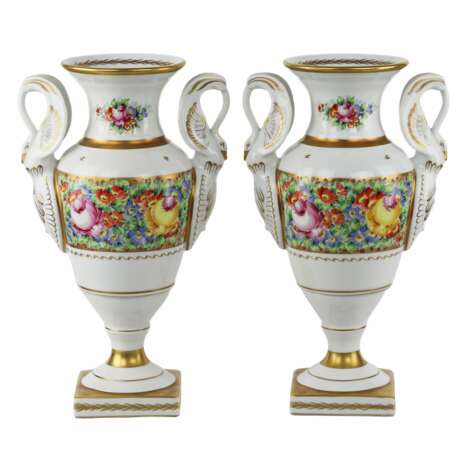 A pair of gilded porcelain Couleuvre vases in the French Empire style. 20th century. - Foto 1