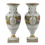 A pair of gilded porcelain Couleuvre vases in the French Empire style. 20th century. - Foto 3