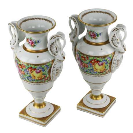 A pair of gilded porcelain Couleuvre vases in the French Empire style. 20th century. - photo 4