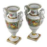 A pair of gilded porcelain Couleuvre vases in the French Empire style. 20th century. - Foto 4