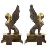 A pair of patinated and gilded bronze firewood stands in the shape of winged sphinxes. 19th century. - Foto 4