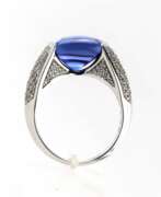 Hand jewellery. 18K white gold ring with diamonds and tanzanite.