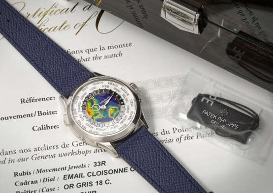 PATEK PHILIPPE. A RARE AND ATTRACTIVE 18K WHITE GOLD AUTOMATIC WORLD TIME WRISTWATCH WITH CLOISONN&#201; ENAMEL DIAL - photo 3