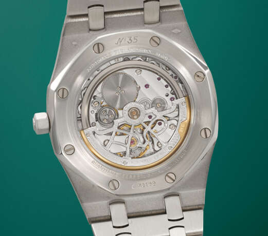 AUDEMARS PIGUET. AN EXTREMELY RARE AND MESMERIZING PLATINUM AUTOMATIC PERPETUAL CALENDAR WRISTWATCH WITH MOON PHASES, MOTHER-OF-PEARL DIAL AND BRACELET - photo 4