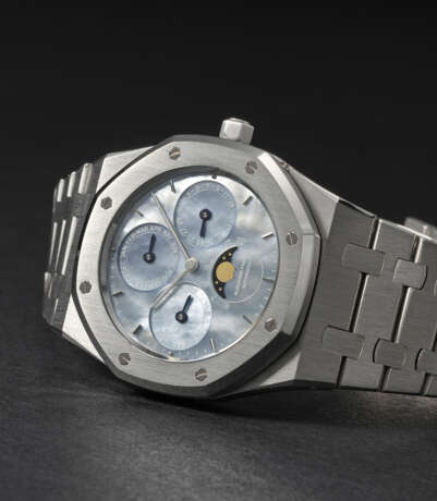 AUDEMARS PIGUET. AN EXTREMELY RARE AND MESMERIZING PLATINUM AUTOMATIC PERPETUAL CALENDAR WRISTWATCH WITH MOON PHASES, MOTHER-OF-PEARL DIAL AND BRACELET - photo 6