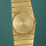 ROLEX. A RARE AND HEAVY 18K GOLD ASYMMETRIC LEFT HANDED WINDING WRISTWATCH WITH INTEGRAL 18K GOLD ‘KING MIDAS’ BRACELET - Foto 4