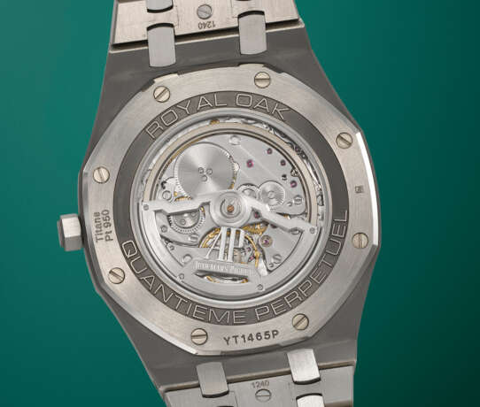 AUDEMARS PIGUET. A COVETED, HIGLhY ATTRACTIVE AND ULTRA-THIN TITANIUM AND PLATINUM AUTOMATIC PERPETUAL CALENDAR WRISTWATCH WITH MOON PHASES, LEAP YEAR, DAY/NIGHT INDACTION AND BRACELET - фото 4