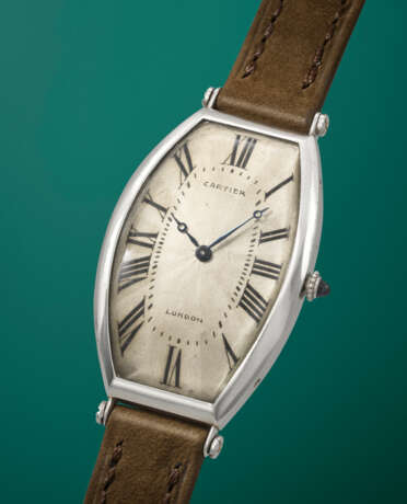 CARTIER. AN EXCEEDINGLY RARE AND EARLY PLATINUM AND 18K GOLD LARGE CURVED TONNEAU-SHAPED WRISTWATCH - photo 2