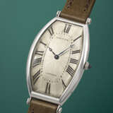 CARTIER. AN EXCEEDINGLY RARE AND EARLY PLATINUM AND 18K GOLD LARGE CURVED TONNEAU-SHAPED WRISTWATCH - photo 2