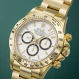 ROLEX. A RARE AND ATTRACTIVE 18K GOLD AUTOMATIC CHRONOGRAPH WRISTWATCH WITH BRACELET - Foto 2