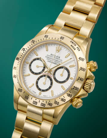 ROLEX. A RARE AND ATTRACTIVE 18K GOLD AUTOMATIC CHRONOGRAPH WRISTWATCH WITH BRACELET - Foto 2