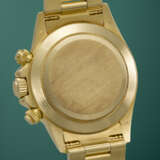 ROLEX. A RARE AND ATTRACTIVE 18K GOLD AUTOMATIC CHRONOGRAPH WRISTWATCH WITH BRACELET - Foto 3