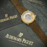 AUDEMARS PIGUET. AN ATTRACTIVE AND UNUSUAL 18K GOLD AUTOMATIC WANDERING HOUR WRISTWATCH - фото 3