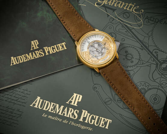 AUDEMARS PIGUET. AN ATTRACTIVE AND UNUSUAL 18K GOLD AUTOMATIC WANDERING HOUR WRISTWATCH - фото 3