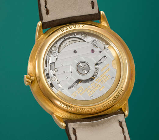 AUDEMARS PIGUET. AN ATTRACTIVE AND UNUSUAL 18K GOLD AUTOMATIC WANDERING HOUR WRISTWATCH - фото 4