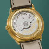 AUDEMARS PIGUET. AN ATTRACTIVE AND UNUSUAL 18K GOLD AUTOMATIC WANDERING HOUR WRISTWATCH - фото 4