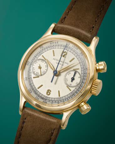 PATEK PHILIPPE. A VERY RARE AND ATTRACTIVE 18K GOLD CHRONOGRAPH WRISTWATCH WITH TWO-TONE AND TACHYMETER SCALE DIAL - Foto 2