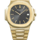 PATEK PHILIPPE. A RARE AND ICONIC 18K GOLD AUTOMATIC WRISTWATCH WITH DATE AND BRACELET - фото 1