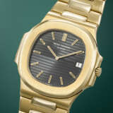 PATEK PHILIPPE. A RARE AND ICONIC 18K GOLD AUTOMATIC WRISTWATCH WITH DATE AND BRACELET - фото 2