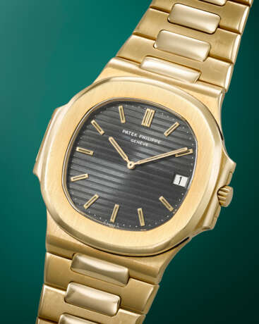 PATEK PHILIPPE. A RARE AND ICONIC 18K GOLD AUTOMATIC WRISTWATCH WITH DATE AND BRACELET - фото 2