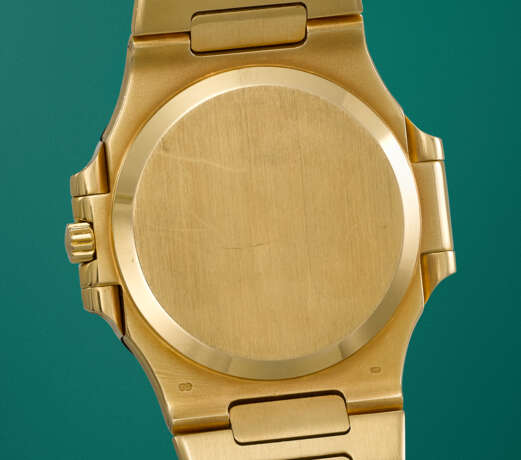 PATEK PHILIPPE. A RARE AND ICONIC 18K GOLD AUTOMATIC WRISTWATCH WITH DATE AND BRACELET - фото 3