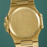 PATEK PHILIPPE. A RARE AND ICONIC 18K GOLD AUTOMATIC WRISTWATCH WITH DATE AND BRACELET - фото 3