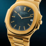 PATEK PHILIPPE. A RARE AND ICONIC 18K GOLD AUTOMATIC WRISTWATCH WITH DATE AND BRACELET - фото 5