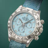 ROLEX. A RARE AND VIBRANT 18K WHITE GOLD AUTOMATIC CHRONOGRAPH WRISTWATCH WITH TURQUOISE DIAL - photo 2