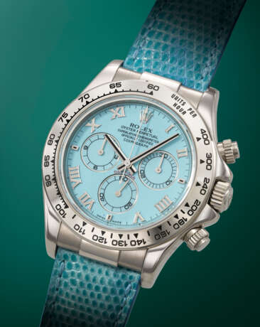 ROLEX. A RARE AND VIBRANT 18K WHITE GOLD AUTOMATIC CHRONOGRAPH WRISTWATCH WITH TURQUOISE DIAL - photo 2