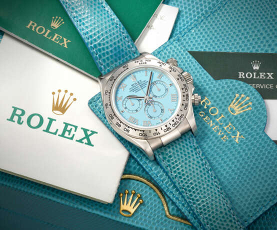 ROLEX. A RARE AND VIBRANT 18K WHITE GOLD AUTOMATIC CHRONOGRAPH WRISTWATCH WITH TURQUOISE DIAL - photo 3