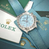 ROLEX. A RARE AND VIBRANT 18K WHITE GOLD AUTOMATIC CHRONOGRAPH WRISTWATCH WITH TURQUOISE DIAL - photo 3