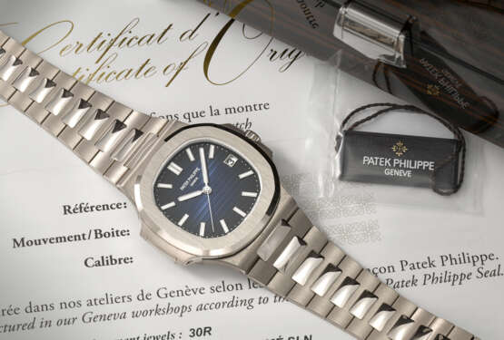 PATEK PHILIPPE. A RARE AND COVETED 18K WHITE GOLD AUTOMATIC WRISTWATCH WITH SWEEP CENTRE SECONDS, DATE AND BRACELET - photo 3