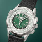 PATEK PHILIPPE. A RARE AND VIBRANT PLATINUM AUTOMATIC FLYBACK CHRONOGRAPH WORLD TIME WRISTWATCH - photo 2