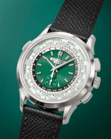 PATEK PHILIPPE. A RARE AND VIBRANT PLATINUM AUTOMATIC FLYBACK CHRONOGRAPH WORLD TIME WRISTWATCH - photo 2