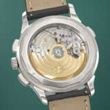 PATEK PHILIPPE. A RARE AND VIBRANT PLATINUM AUTOMATIC FLYBACK CHRONOGRAPH WORLD TIME WRISTWATCH - photo 4