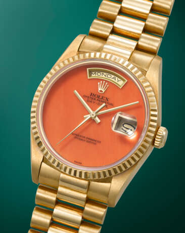 ROLEX. A VERY RARE AND HIGHLY ATTRACTIVE 18K GOLD AUTOMATIC WRISTWATCH WITH SWEEP CENTRE SECONDS, DAY, DATE, CORAL DIAL AND BRACELET - photo 2