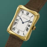 CARTIER. AN EXCEEDINGLY RARE, LARGE AND UNUSUAL 18K GOLD RECTANGULAR WRISTWATCH - photo 2