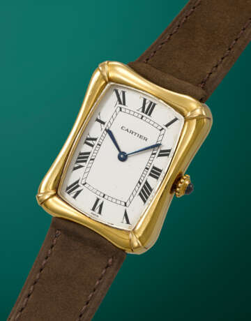 CARTIER. AN EXCEEDINGLY RARE, LARGE AND UNUSUAL 18K GOLD RECTANGULAR WRISTWATCH - photo 2